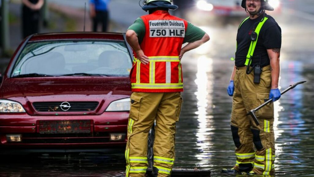 Unwetter in NRW lösen vielerorts Feuerwehreinsätze aus Foto: Christoph Reichwein/dpa