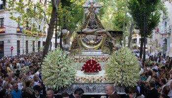 Granada muestra su devoción por la Virgen de las Angustias con una procesión multitudinaria