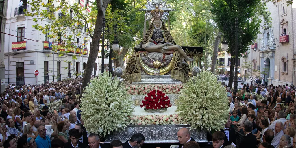 Granada muestra su devoción por la Virgen de las Angustias con una procesión multitudinaria