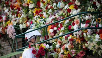 Granada se vuelca un año más en la ofrenda floral a la Virgen de las Angustias, su patrona