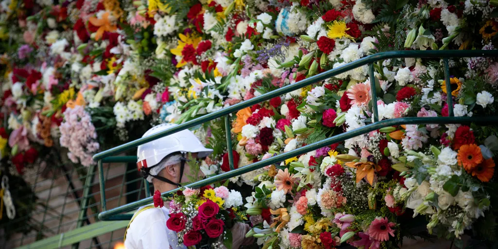 Granada se vuelca un año más en la ofrenda floral a la Virgen de las Angustias, su patrona