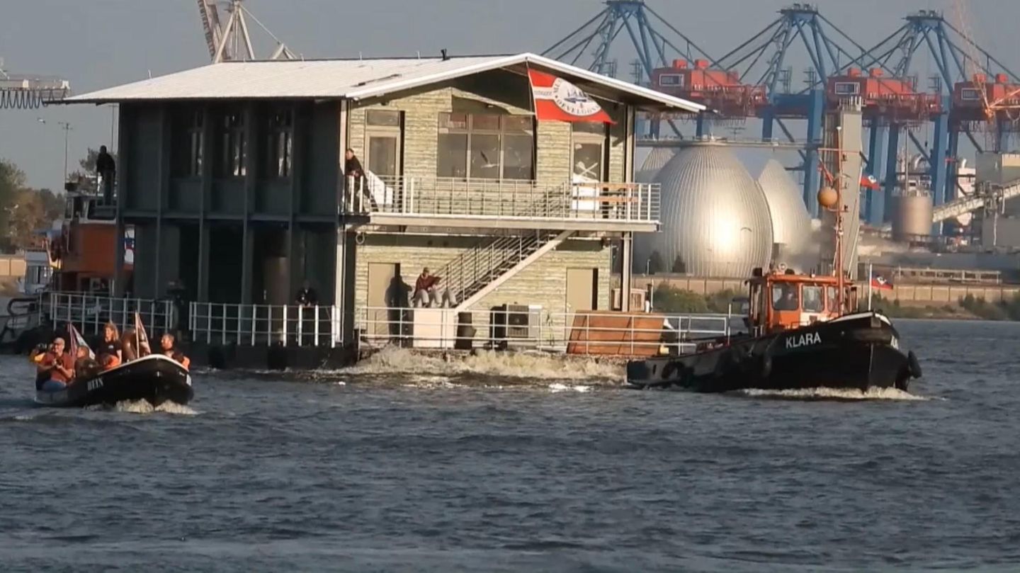 Haustransfer auf Elbe: Nanu, was schwimmt denn hier?