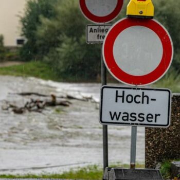 Tagelanger Dauerregen hat vielerorts Flüsse und Bäche über die Ufer treten lassen. Foto: Armin Weigel/dpa