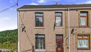 House for sale at £90k with toilet just two feet from end of bed