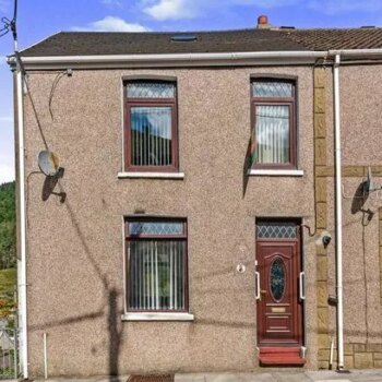 House for sale at £90k with toilet just two feet from end of bed