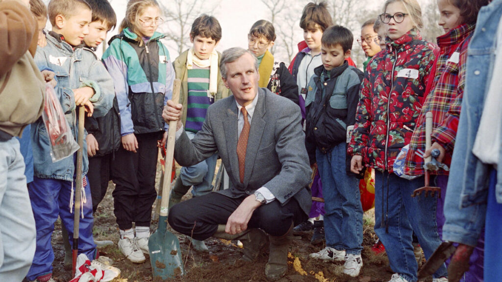 « Il a lancé les bons chantiers » : quel ministre de l’Environnement était Michel Barnier ?