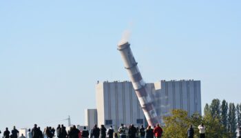 Images époustouflantes à Metz: La cheminée de 140 mètres s'effondre !