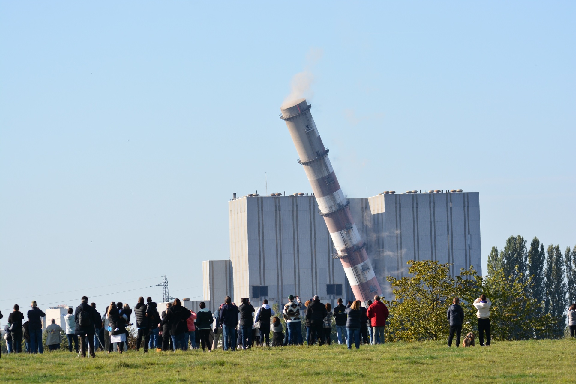 Images époustouflantes à Metz: La cheminée de 140 mètres s'effondre !