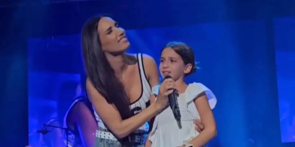 India Martínez vuelve a compartir momentos mágicos con una niña en su concierto de Córdoba