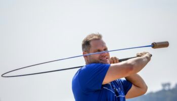 "J'adore ça": Connaissez-vous le hornuss, ce drôle de sport suisse ?