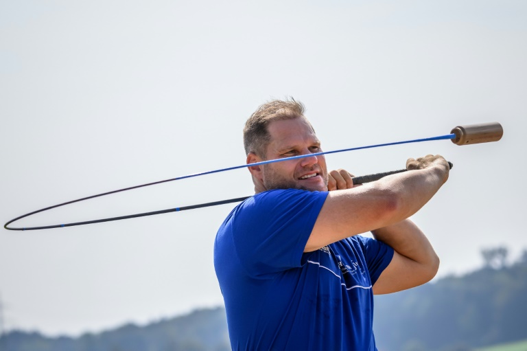 "J'adore ça": Connaissez-vous le hornuss, ce drôle de sport suisse ?