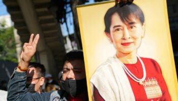 "J'ai demandé sa libération": Le pape prêt à offrir l'asile à Aung San Suu Kyi