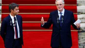 «Je peux dire quelques mots ?» : l’offensive inattendue de Michel Barnier face à Gabriel Attal lors de la passation de pouvoirs