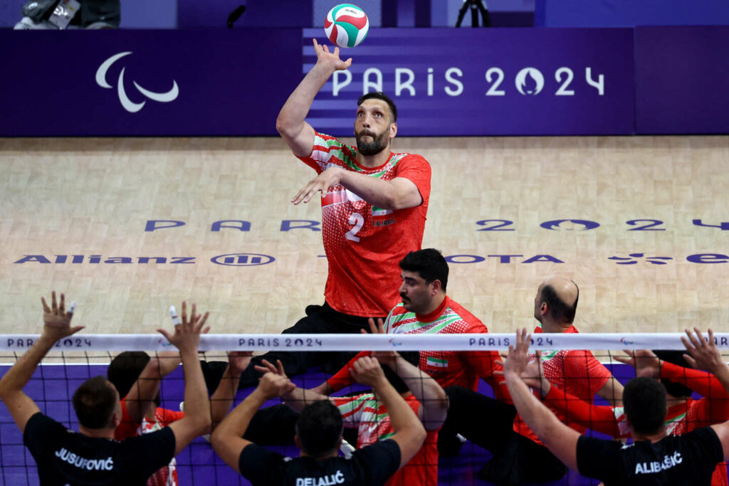 Jeux paralympiques : l’Iranien Morteza Mehrzad, deuxième homme le plus grand de la planète et meilleur volleyeur assis du monde