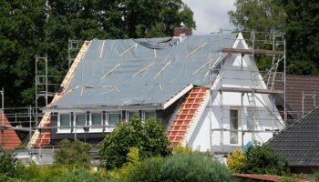 Jung kauft Alt: Das Dach eines älteren Hauses wird saniert