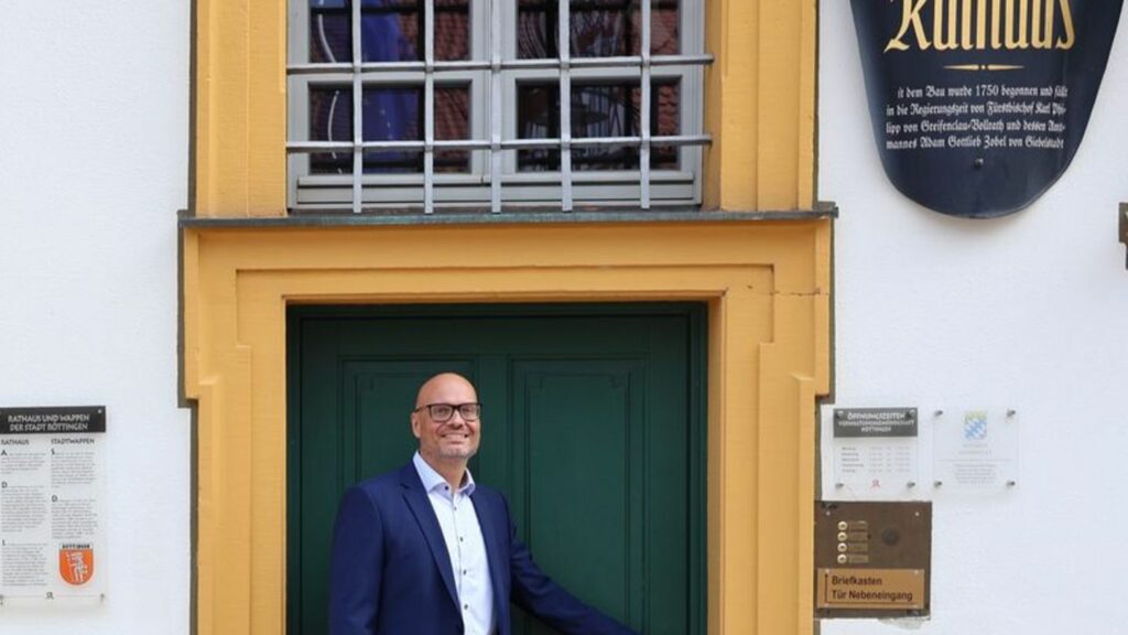 Stand zwar nicht auf dem Wahlzettel, aber wurde gewählt: Bürgermeister Romstöck. Foto: D. Mitnacht/Stadt Röttingen/dpa