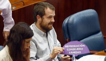 La Asamblea suspende con 22 días de sueldo al diputado de Más Madrid que simuló disparar durante un discurso de Ayuso