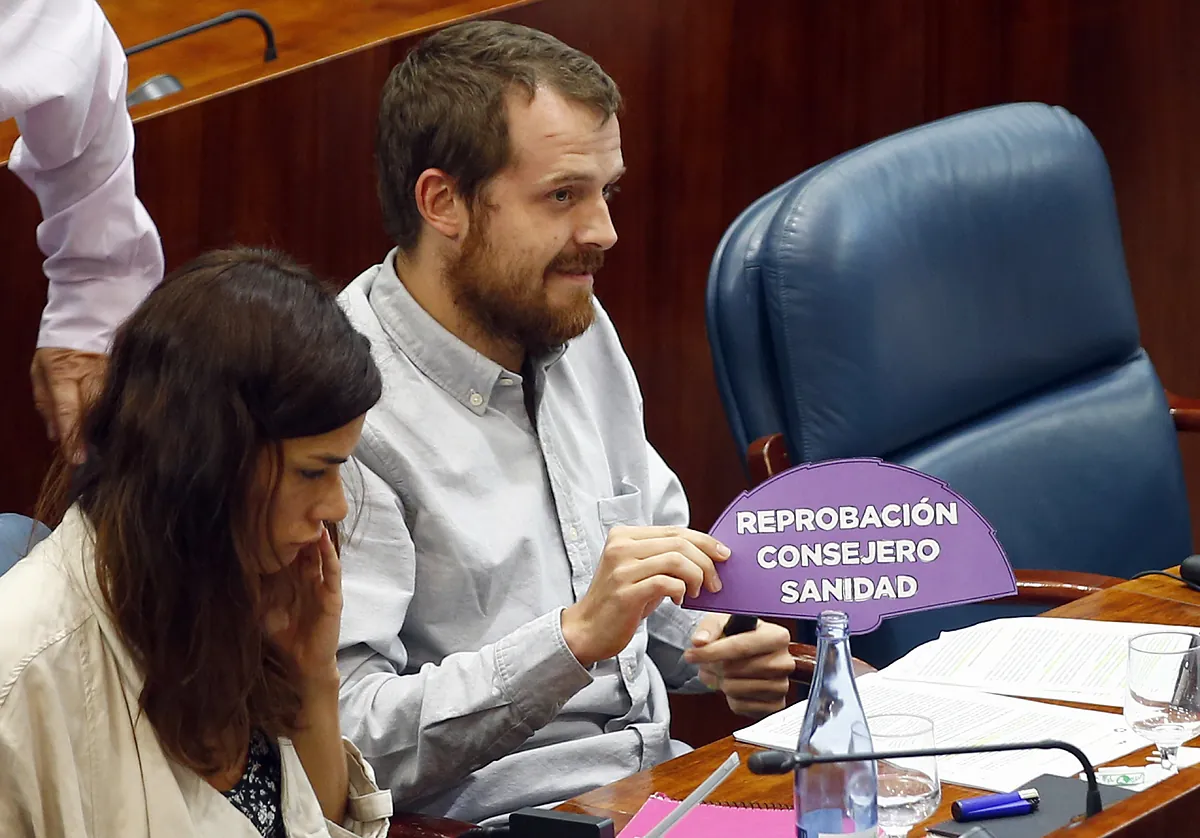 La Asamblea suspende con 22 días de sueldo al diputado de Más Madrid que simuló disparar durante un discurso de Ayuso