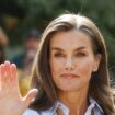 La Reina Letizia estrena la camisa más original con el cuello 'rasgado' y de firma española