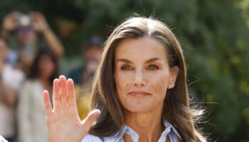 La Reina Letizia estrena la camisa más original con el cuello 'rasgado' y de firma española