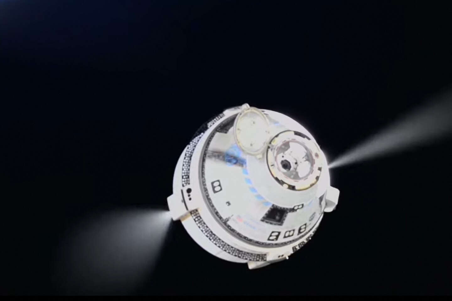 La capsule Starliner de Boeing en route vers la Terre, sans ses deux astronautes restés dans l’ISS