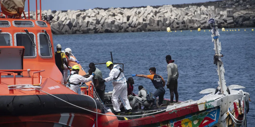 La presión migratoria en Ceuta y Canarias aumenta sin un plan claro por parte del Gobierno