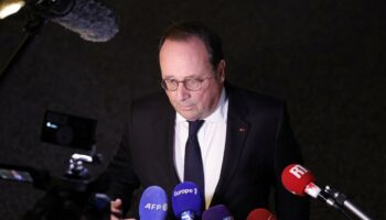 «La ruse plutôt que la force» : François Hollande et la stratégie des petits pas pour s’imposer en 2027