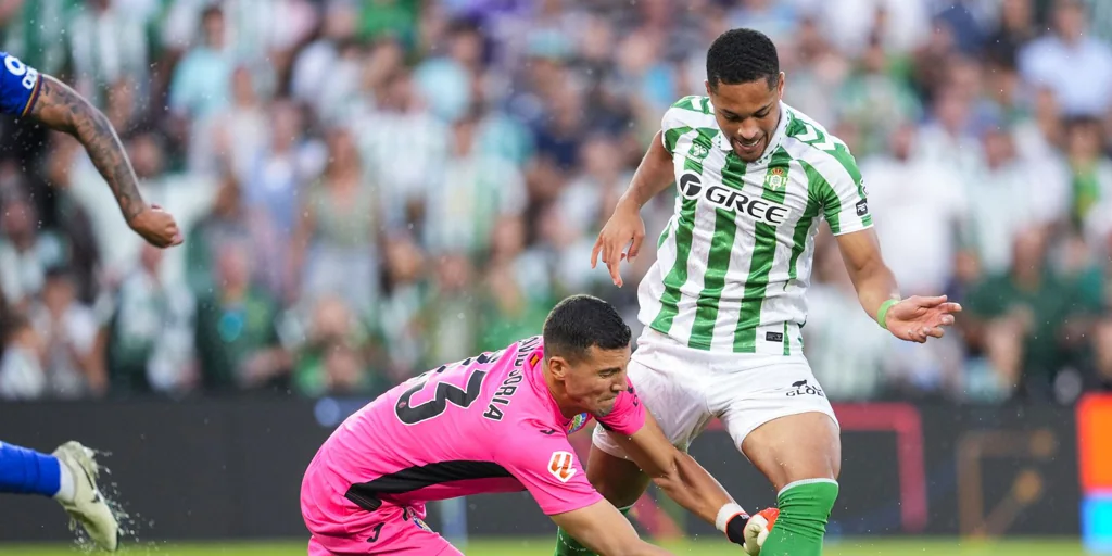 LaLiga denuncia cánticos ofensivos en el Villamarín contra Bordalás y David Soria