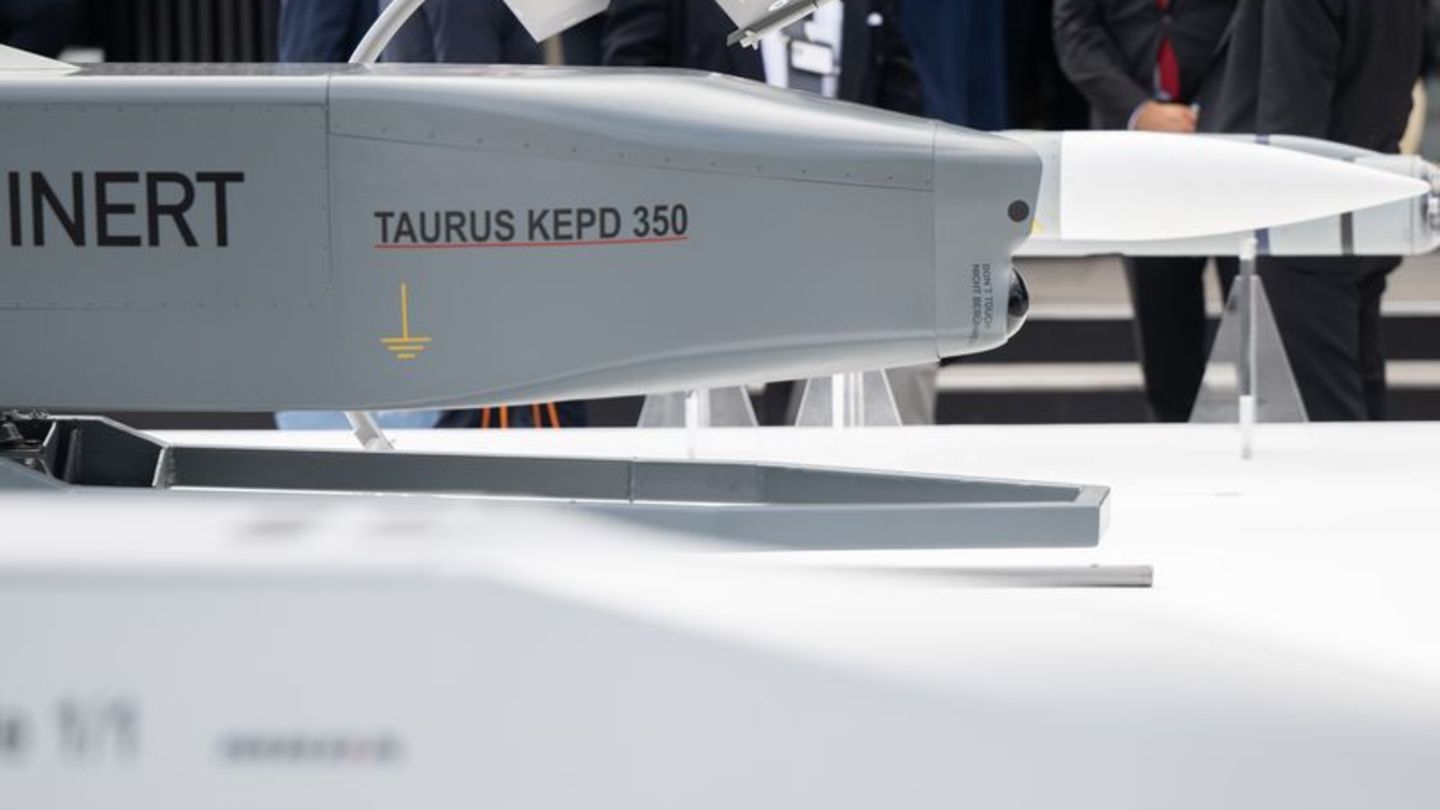 Ein Modell des Marschflugkörpers Taurus. (Archivbild) Foto: Sebastian Christoph Gollnow/dpa