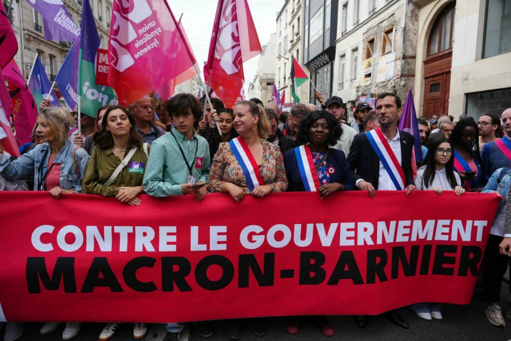 Le Nouveau Front populaire retrouve son unité pour dénoncer le gouvernement Barnier : « Il faudra s’en débarrasser aussitôt que possible », prévient M. Mélenchon