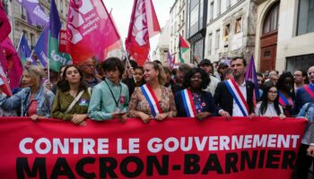 Le Nouveau Front populaire retrouve son unité pour dénoncer le gouvernement Barnier : « Il faudra s’en débarrasser aussitôt que possible », prévient M. Mélenchon