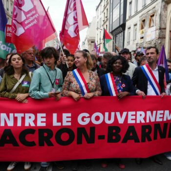 Le Nouveau Front populaire retrouve son unité pour dénoncer le gouvernement Barnier : « Il faudra s’en débarrasser aussitôt que possible », prévient M. Mélenchon