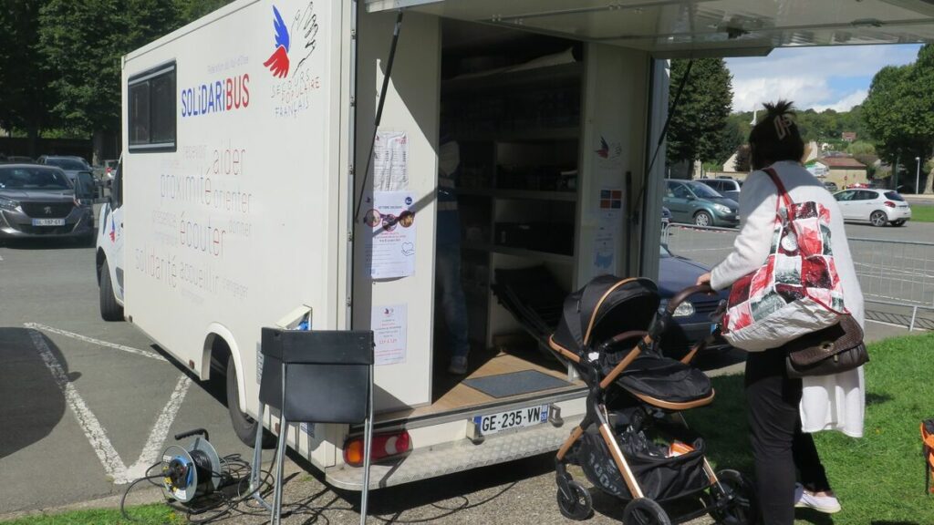 Le bus solidaire du Secours populaire aide toujours plus de familles dans le Vexin