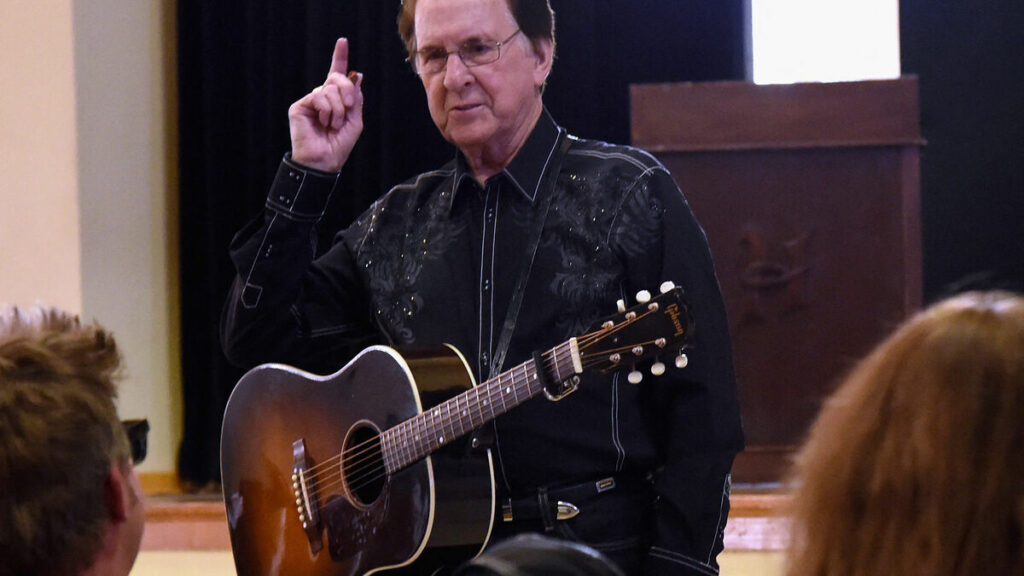 Le chanteur de country Tommy Cash, frère cadet de Johnny Cash, est mort à l’âge de 84 ans