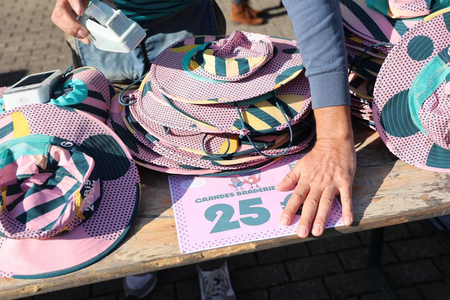 « Le meilleur moyen de prolonger le plaisir des JO » : à la braderie des Jeux, on s’arrache les souvenirs de Paris 2024