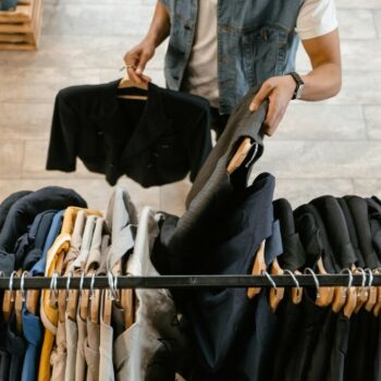 Le tee shirt pour homme: de sous-vêtement de travail à pièce de prêt-à-porter intemporelle