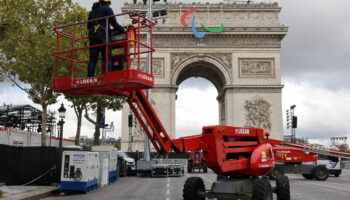 Les Agitos, symbole des Jeux paralympiques, ont quitté l’Arc de triomphe direction la Seine-Saint-Denis