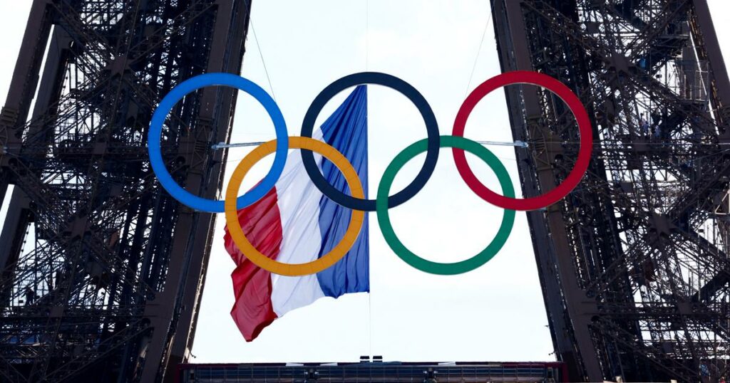 Les anneaux olympiques «vont rester sur la tour Eiffel» après les Jeux, annonce Hidalgo