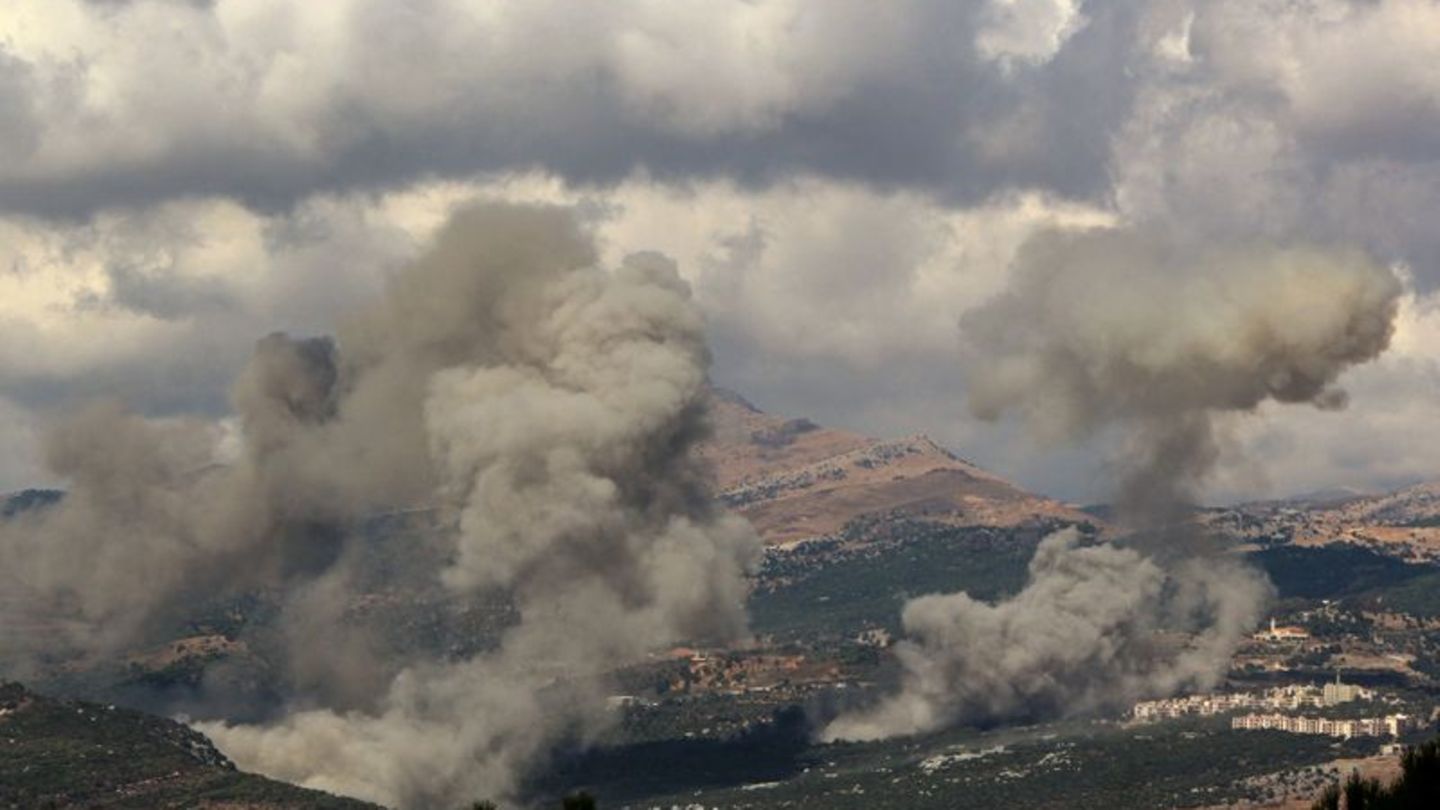 Israels Armee greift nach eigenen Angaben Hunderte Stellungen der Hisbollah im Libanon an. Foto: Marwan Naamani/dpa