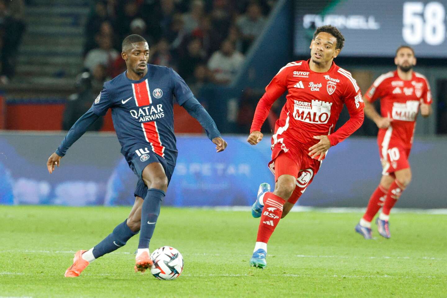 Ligue 1 : le Paris Saint-Germain poursuit son sans-faute, talonné par Marseille et Monaco