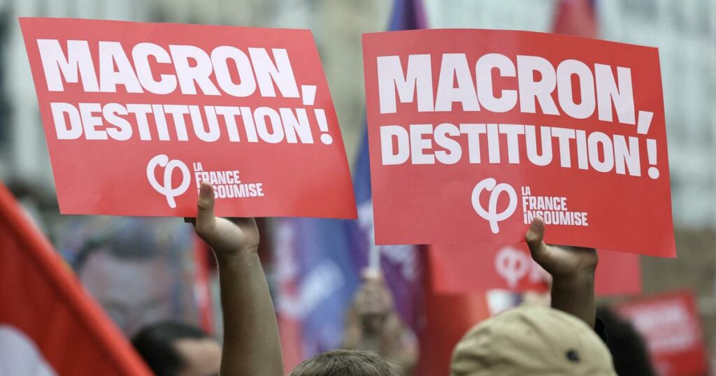 «Macron, destitution !» : à Paris, l’indignation modérée de la gauche contre le «coup de force» du président