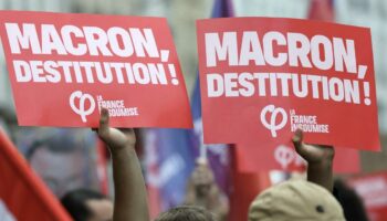 «Macron, destitution !» : à Paris, l’indignation modérée de la gauche contre le «coup de force» du président