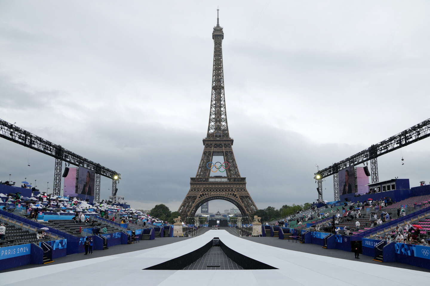 « Maintenir les cinq anneaux sur la tour Eiffel dit beaucoup de la façon dont la culture a été instrumentalisée durant les JO »