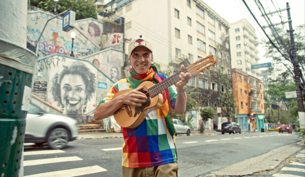 Manu Chao revient avec un album lumineux, “Viva Tu”