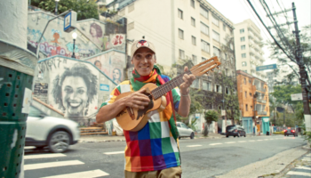 Manu Chao revient avec un album lumineux, “Viva Tu”