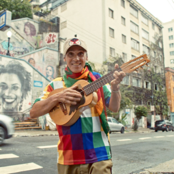 Manu Chao revient avec un album lumineux, “Viva Tu”