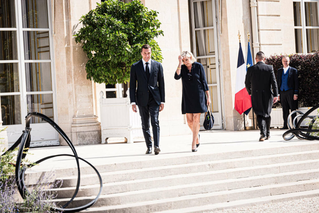 Marine Le Pen, marginalisée dans le choix du premier ministre, se pose en défenseuse de l’Assemblée nationale