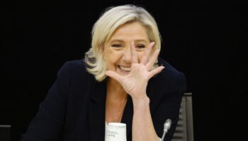 Marine Le Pen tient-elle entre ses mains la survie du gouvernement Barnier?