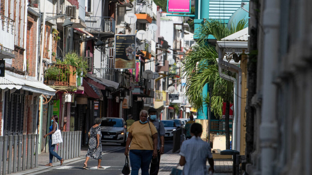 Martinique : six policiers blessés par des tirs lors de violences urbaines à Fort-de-France