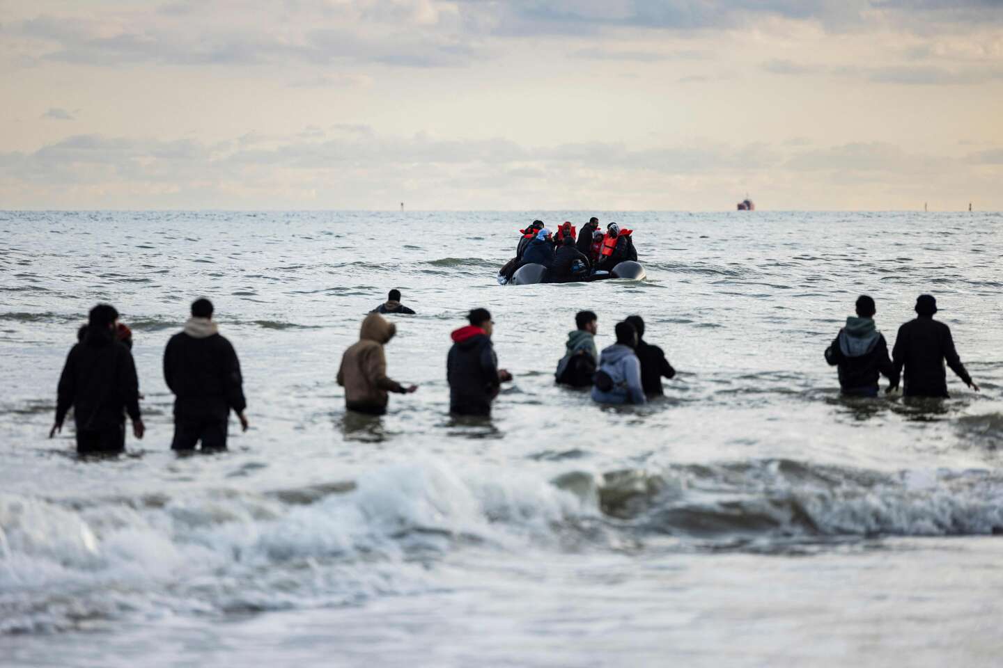 Migrants : « Le gouvernement doit faire la lumière sur les pratiques à l’œuvre à la frontière franco-britannique »